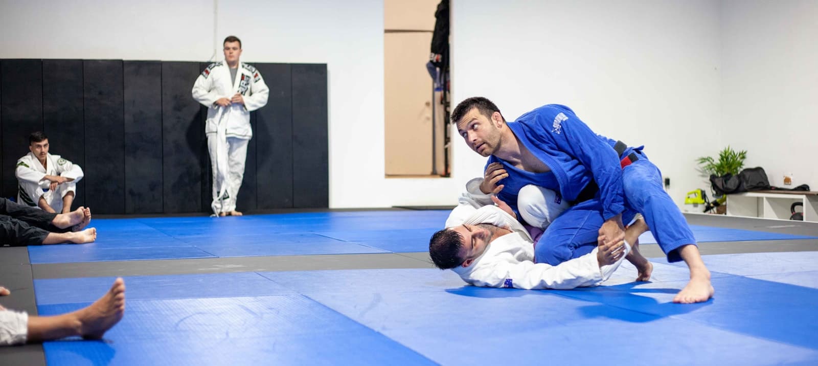 Cours de jiu-jitsu sur tapis